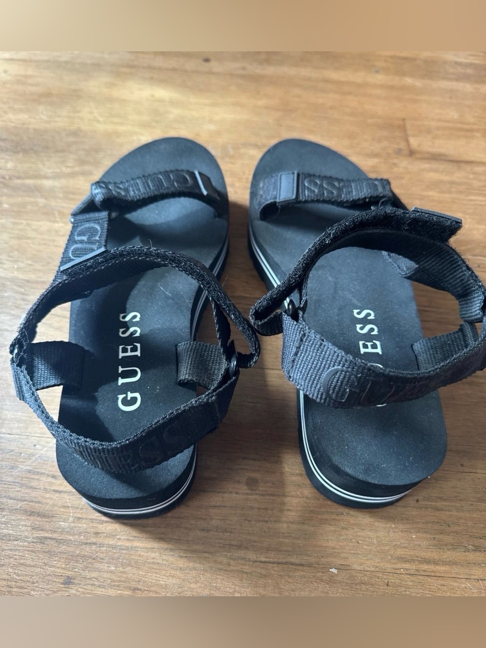 NEW GUESS Women's Avin Casual Sandals